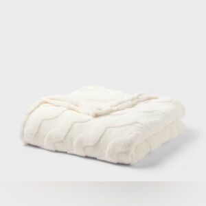 ROOM ESSENTIALS NWT jacquard plush bed blanket -cream -full/queen